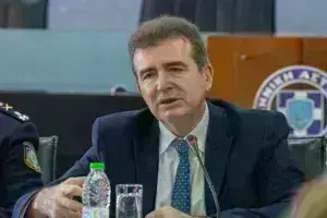 ΕΛ.ΑΣ.: Τα τέσσερα μέτρα για την πάταξη της ενδοοικογενειακής βίας – Τι αποφασίστηκε στη σύσκεψη Χρυσοχοΐδη-αστυνομικών
