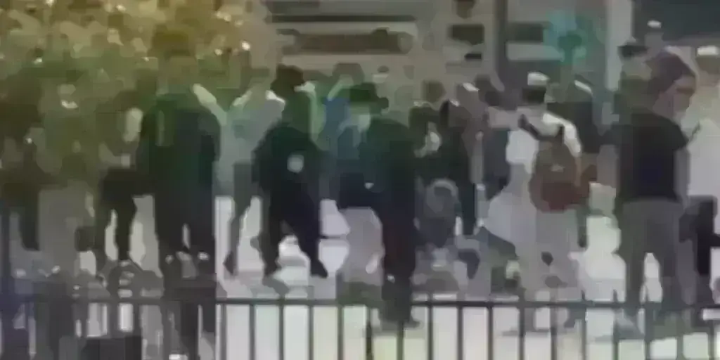 Κέρκυρα: Σοκαριστικό βίντεο από τη στιγμή που νεαροί χτυπούν με κλωτσιές ανήλικο στο έδαφος