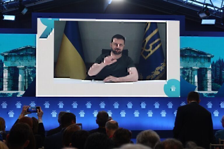 Οικονομικό Φόρουμ Δελφών: Παρενέβη ο Ζελένσκι – «Χρειαζόμαστε ενότητα και όπλα από την Δύση, να χάσει ο Πούτιν»