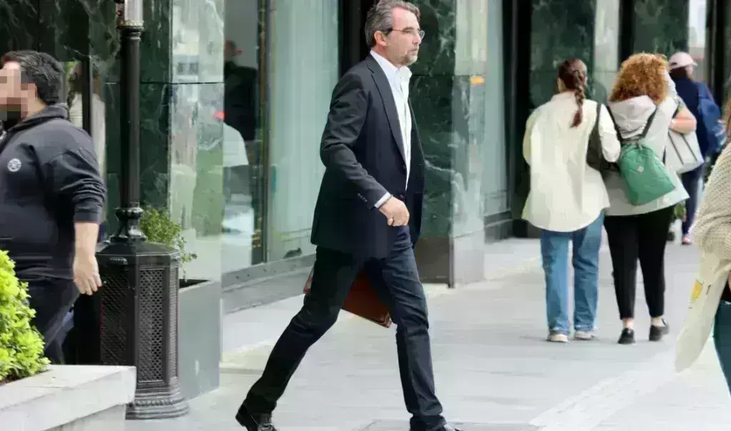 Νικόλαος: Η πρώτη δημόσια εμφάνιση μετά το διαζύγιο- Με ταξί στο κέντρο της Αθήνας