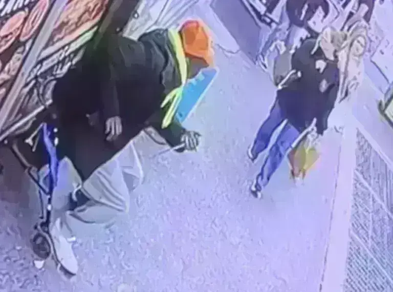 ΗΠΑ: Τρομακτική επίθεση- Μαχαίρωσε τουρίστρια σε κεντρική πλατεία [βίντεο]