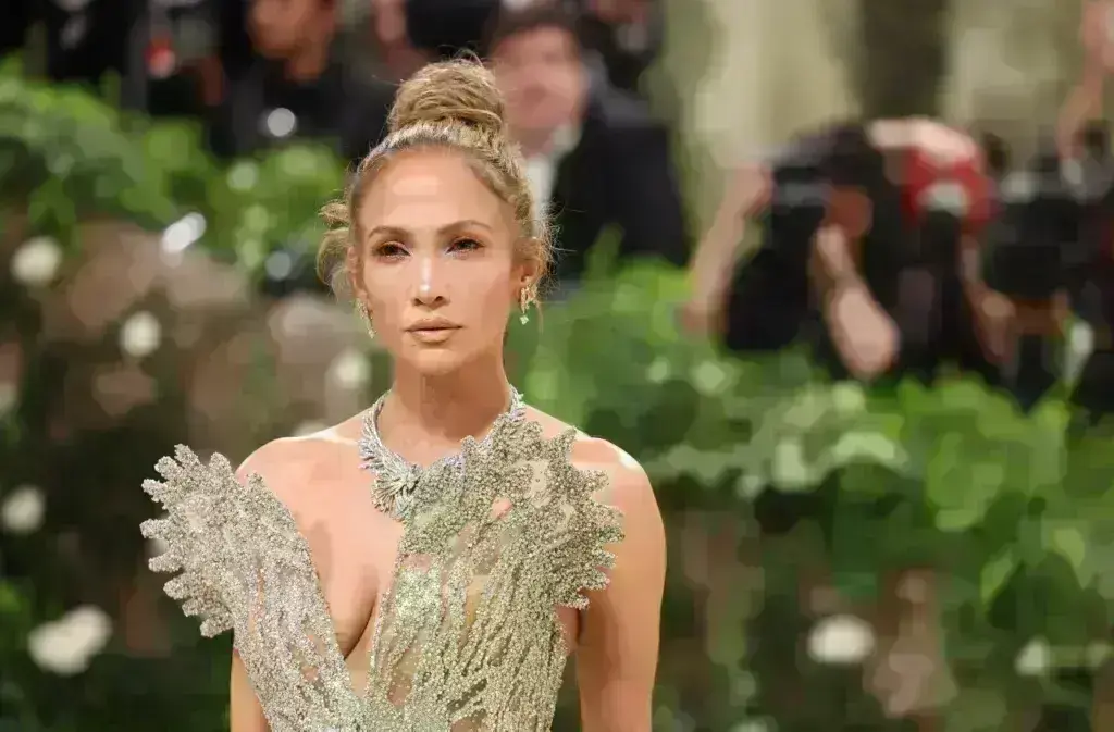 Met Gala: Οι εμφανίσεις που εντυπωσίασαν – Τζένιφερ Λόπεζ, Κιμ Καρντάσιαν , Ναόμι Κάμπελ [εικόνες]