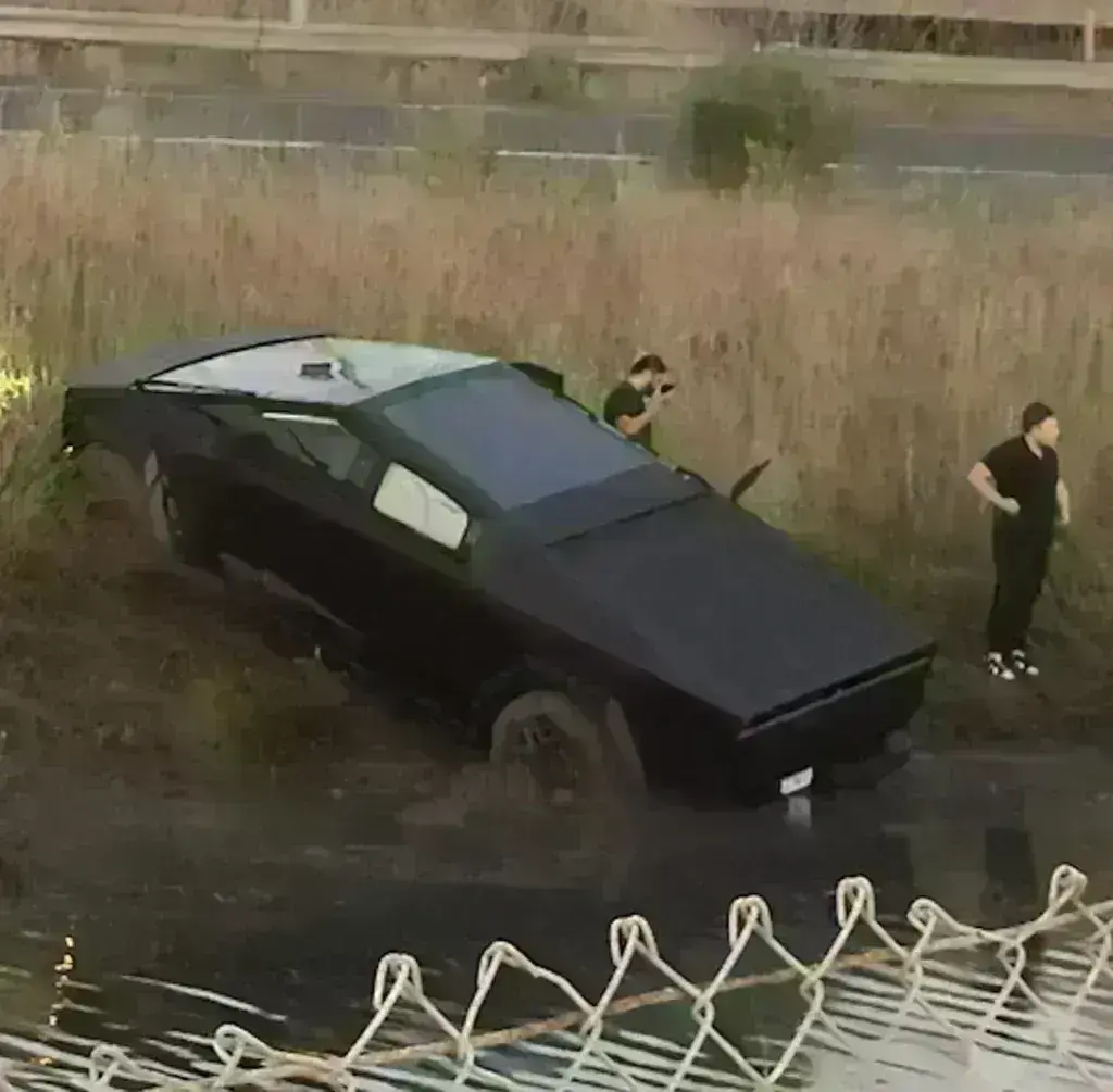 Ένα Tesla Cybertruck… στου χαντάκι!