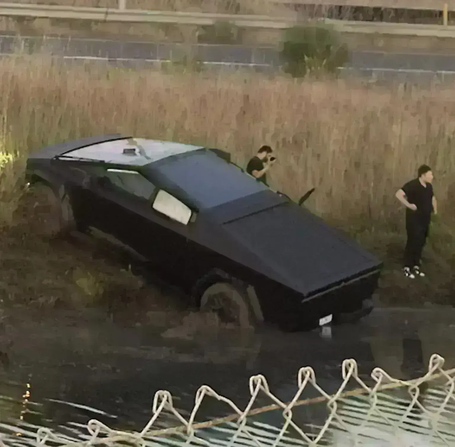 Ένα Tesla Cybertruck… στου χαντάκι!