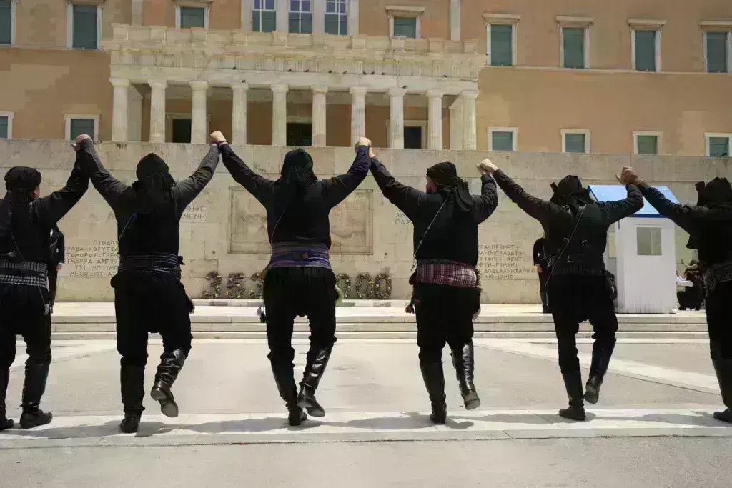 Οι Εύζωνες με Ζίπκα: Η Προεδρική Φρουρά τίμησε τη Γενοκτονία των Ποντίων [εικόνες]