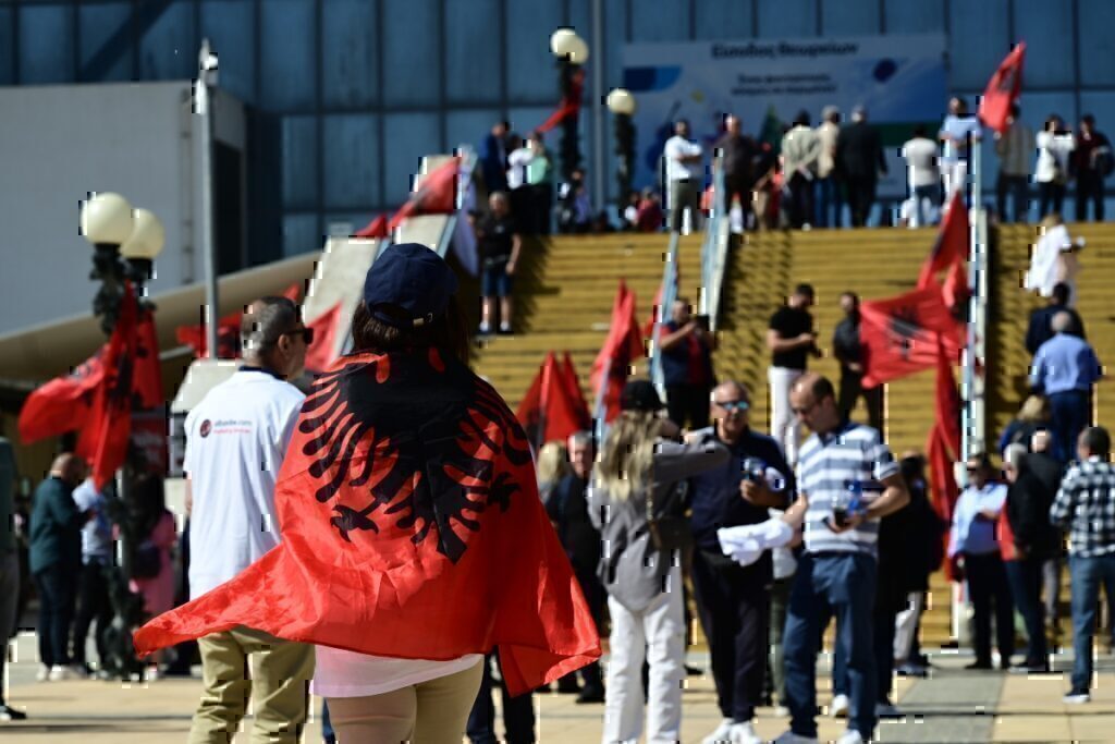 Ξεπέρασε κάθε όριο ο Έντι Ράμα – «Καλημέρα» στην Αθήνα με Ζορμπά – Κατάμεστο το Γαλάτσι
