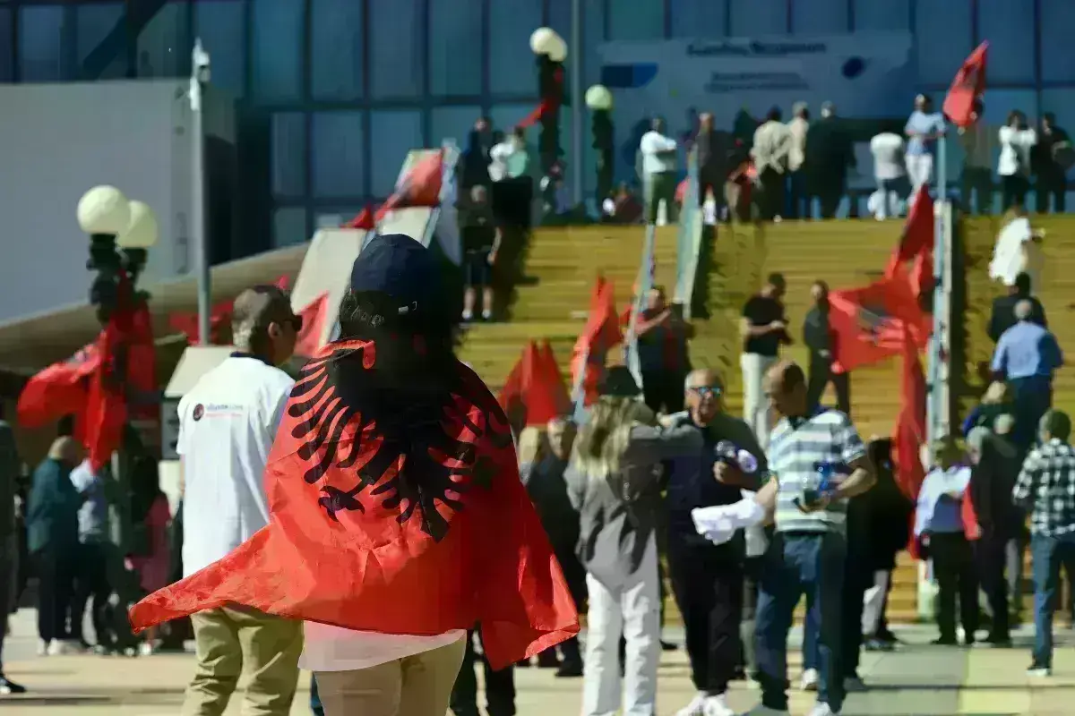 Ξεπέρασε κάθε όριο ο Έντι Ράμα - «Καλημέρα» στην Αθήνα με Ζορμπά – Κατάμεστο το Γαλάτσι