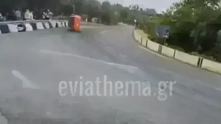 Ανάβαση Κύμης: Ανατροπή αυτοκινήτου- Παραλίγο να πέσει σε θεατές