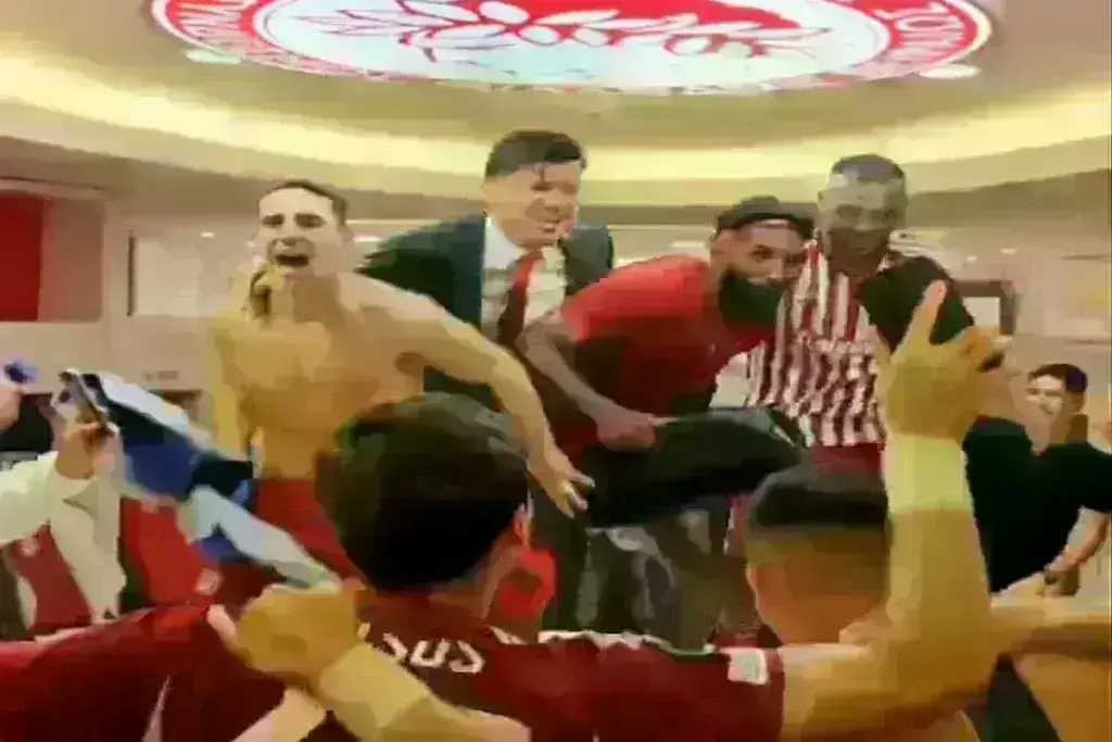 Ολυμπιακός-Αστον Βίλα: «Κάηκαν» τα αποδυτήρια του Καραϊσκάκη από τους πανηγυρισμούς των «ερυθρόλευκων» [βίντεο]