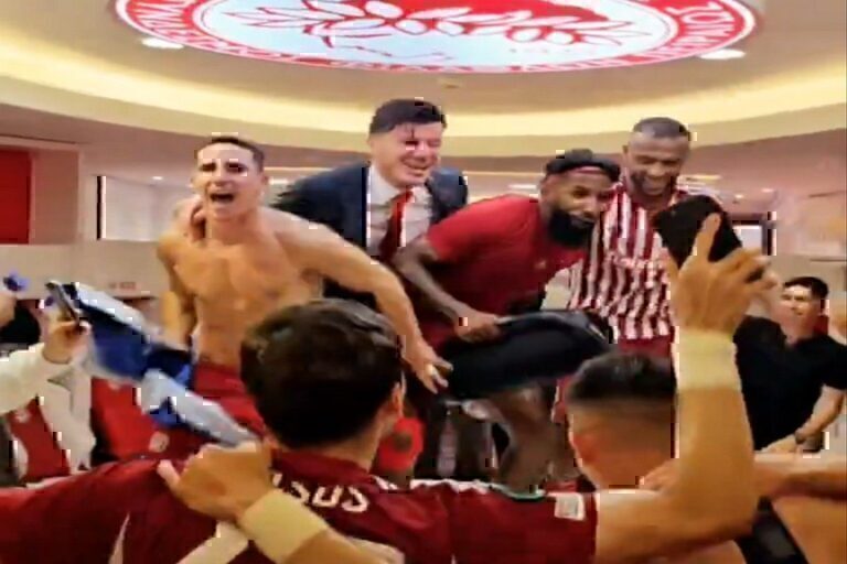 Ολυμπιακός-Αστον Βίλα: «Κάηκαν» τα αποδυτήρια του Καραϊσκάκη από τους πανηγυρισμούς των «ερυθρόλευκων» [βίντεο]