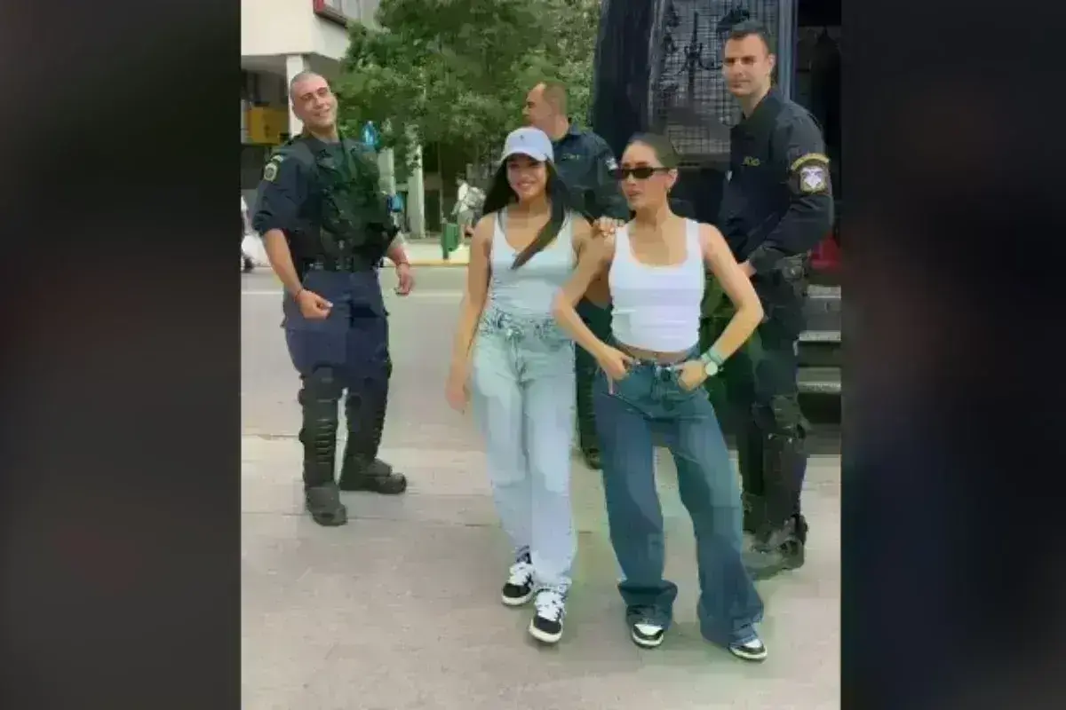 Σάλος στο TikTok: Τουρίστριες ποζάρουν με τα ΜΑΤ - Το βίντεο που έγινε viral και προκάλεσε αντιδράσεις