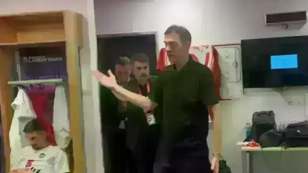 Μπαρτζώκας σε παίκτες: «Ψηλά τα κεφάλια, έχουμε έναν ακόμα τίτλο να πάρουμε» [βίντεο]