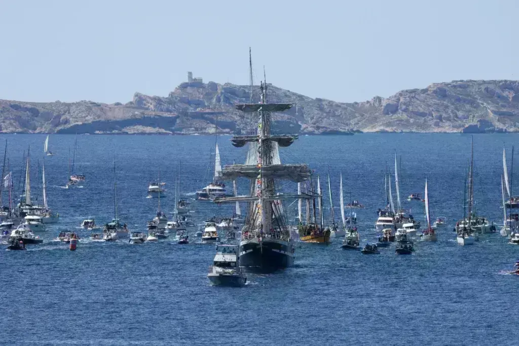 Ολυμπιακοί Αγώνες-Παρίσι 2024: Η Ολυμπιακή Φλόγα στην Μασσαλία - Εντυπωσιακές εικόνες από την υποδοχή του Belem