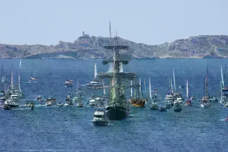 Ολυμπιακοί Αγώνες-Παρίσι 2024: Η Ολυμπιακή Φλόγα στην Μασσαλία - Εντυπωσιακές εικόνες από την υποδοχή του Belem