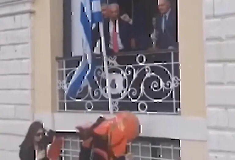 Κέρκυρα: Περπατούσε και της ήρθε… μπότης στο κεφάλι – Δείτε το βίντεο