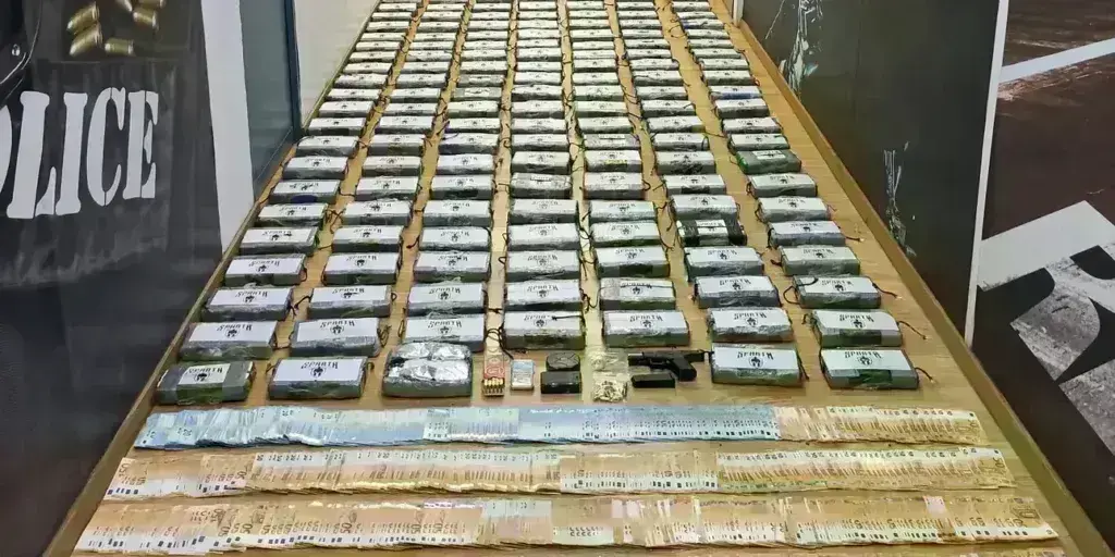 Λιμάνι Πειραιά: Τέσσερις συλλήψεις για τα 200 κιλά κοκαΐνης – Το παρελθόν των συλληφθέντων