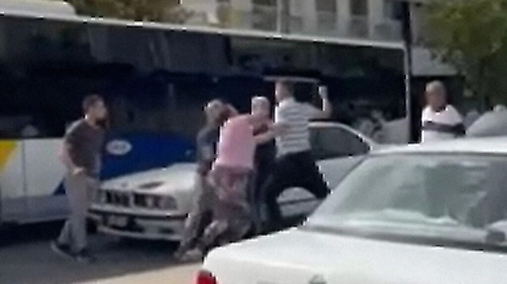 Αιγάλεω: Σοκάρει η περιγραφή της 43χρονης που ξυλοκοπήθηκε – «Μπήκε στο αμάξι και ήθελε να πατήσει τον σύζυγό μου»