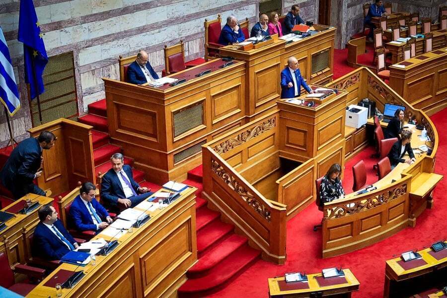 Μητσοτάκης-Βελόπουλος: Θερμό επεισόδιο στη Βουλή – Γιατί αποχώρησε ο Πρωθυπουργός