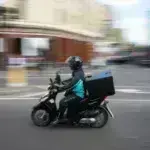 Καύσωνας: Προσοχή – Χωρίς delivery 12:00 με 17:00 σήμερα – Όλα τα μέτρα προστασίας των εργαζομένων