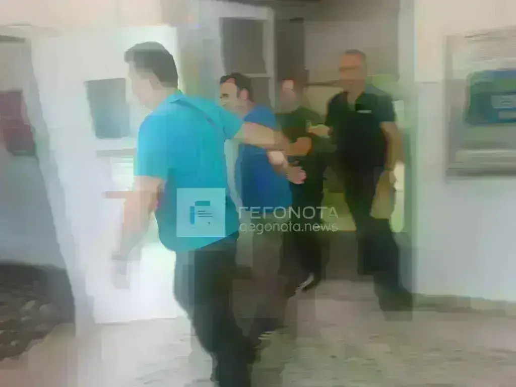 Βόλος: Πέταξαν καφέδες στα δικαστήρια εναντίον του 50χρονου που χτύπησε 26χρονο με τρακτέρ [βίντεο]