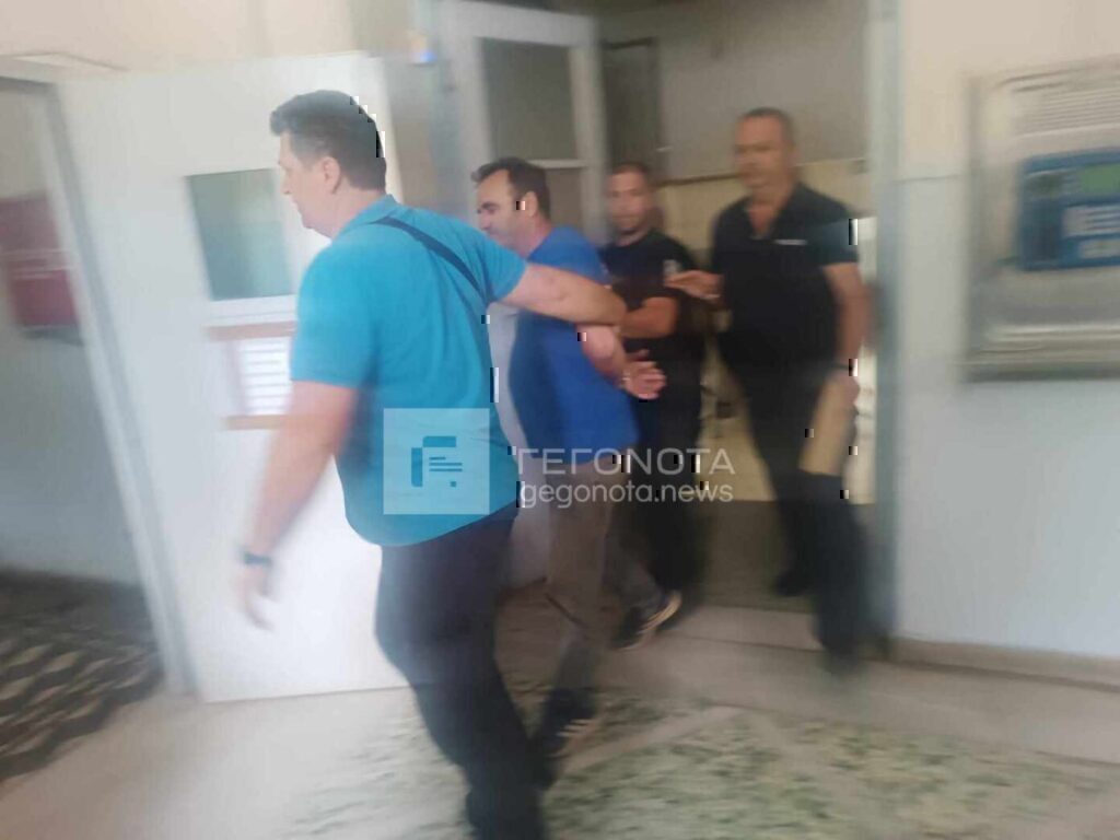 Βόλος: Πέταξαν καφέδες στα δικαστήρια εναντίον του 50χρονου που χτύπησε 26χρονο με τρακτέρ [βίντεο]