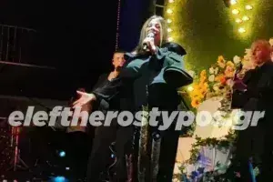 Άντζελα Δημητρίου: Η στιγμή που αφιερώνει το «ουρανέ» στη μητέρα της – Ποιος πρώην παίκτης του Survivor έδωσε το «παρών» στην πρεμιέρα της