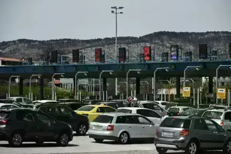 «Ανάσα» για εκατομμύρια οδηγούς: Πότε και πού θα μειωθούν τα διόδια – Τι θα συμβεί με την Αττική Οδό