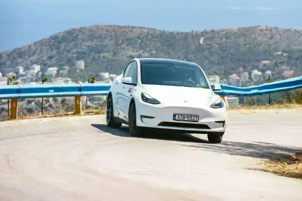 Tesla Model Y Performance: Η υπερστροφική πλευρά του χαρακτήρα του