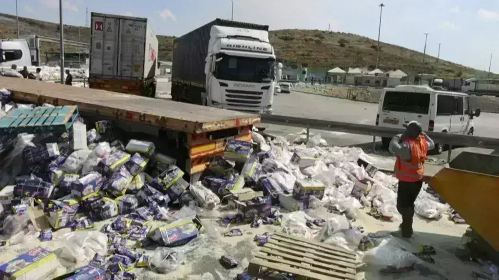 Ισραηλινοί διαδηλωτές μπλόκαραν ανθρωπιστική βοήθεια που προορίζονταν για τη Γάζα-Πέταξαν τα τρόφιμα