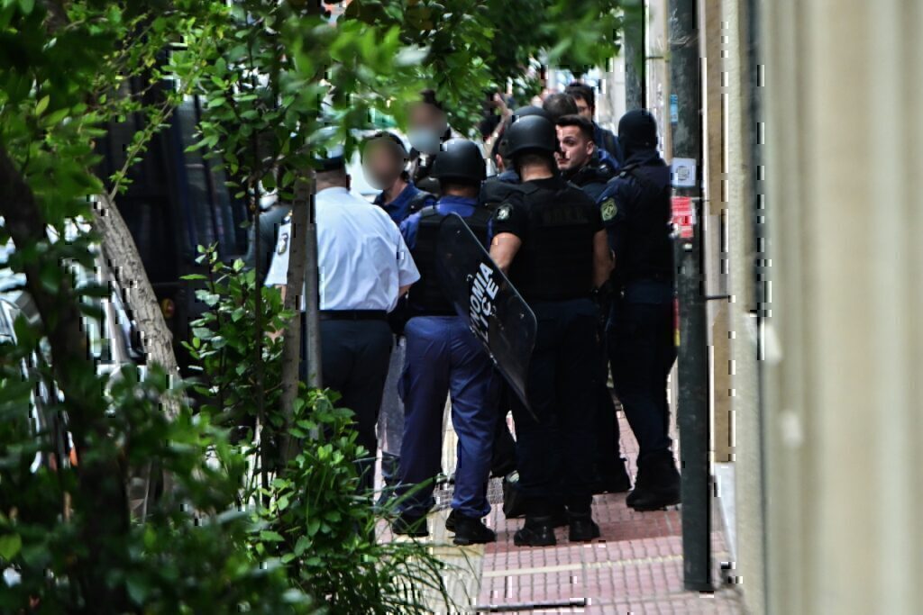 Η ΕΛ.ΑΣ. εκκένωσε την κατάληψη της Νομικής – 27 προσαγωγές, τι εντόπισαν οι αστυνομικοί