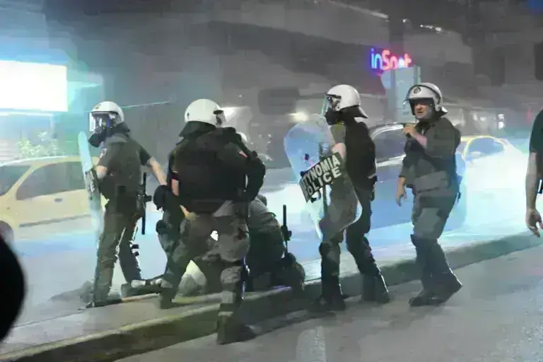 Επεισόδια και τρεις προσαγωγές έξω από την πρεσβεία του Ισραήλ μεταξύ διαδηλωτών και αστυνομίας