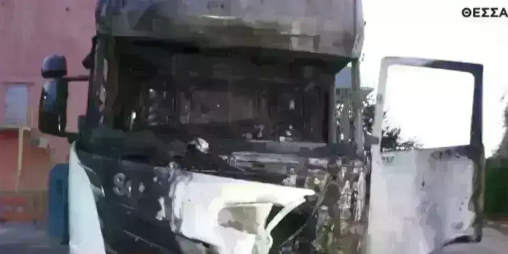 Παρ’ολίγον τραγωδία στο Ωραιόκαστρο: Λαμπάδιασε φορτηγό – Τραυματίστηκε ο οδηγός