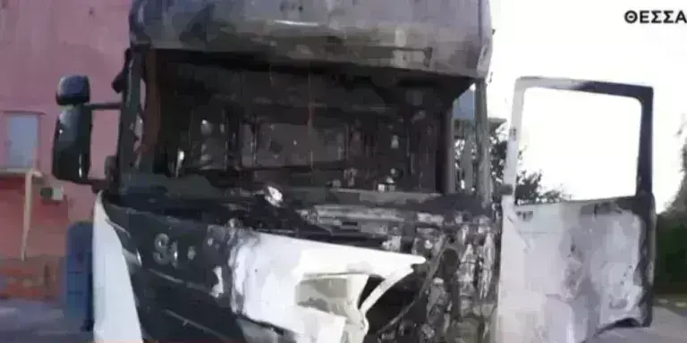 Παρ’ολίγον τραγωδία στο Ωραιόκαστρο: Λαμπάδιασε φορτηγό – Τραυματίστηκε ο οδηγός