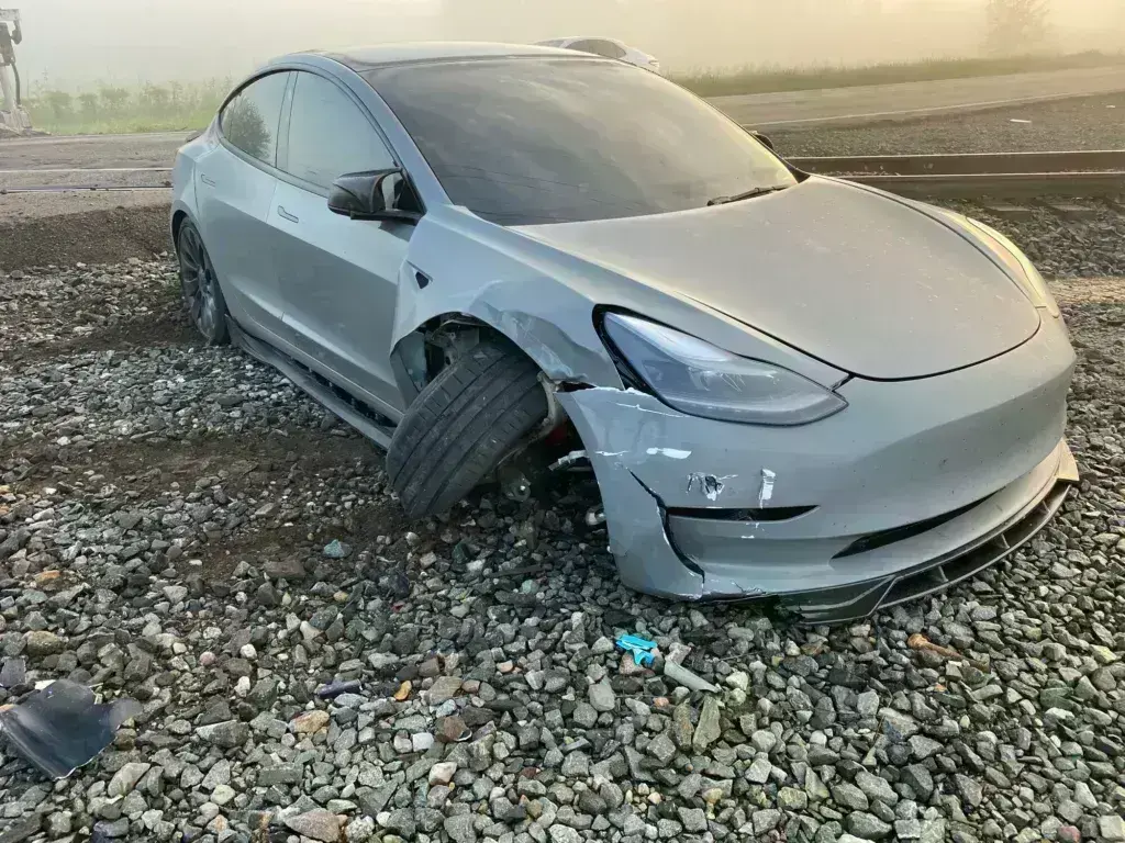 Οδηγός Tesla γλιτώνει παρά τρίχα από σύγκρουση με τρένο