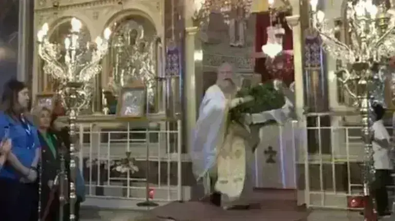 Πρώτη Ανάσταση στη Χίο: Ο viral ιερέας «ξαναχτυπά» [βίντεο]