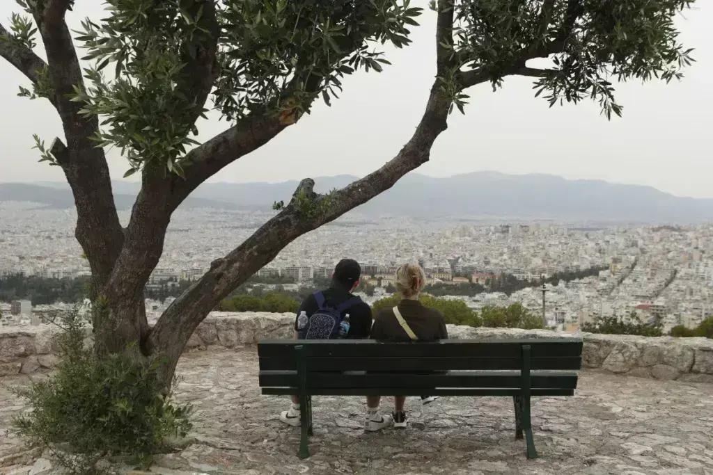 Καιρός: Αφρικανική σκόνη και 35άρια «πνίγουν» τη χώρα μέχρι και την Πέμπτη – Οι περιοχές που επηρεάζ