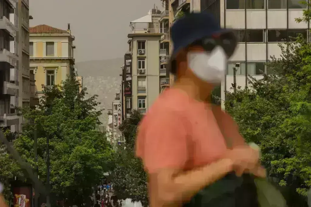 Καιρός: Έτοιμος να σαρώσει τα πάντα ο υποτροπικός αεροχείμαρρος – Έρχονται 35αρια σε 7 περιοχέ