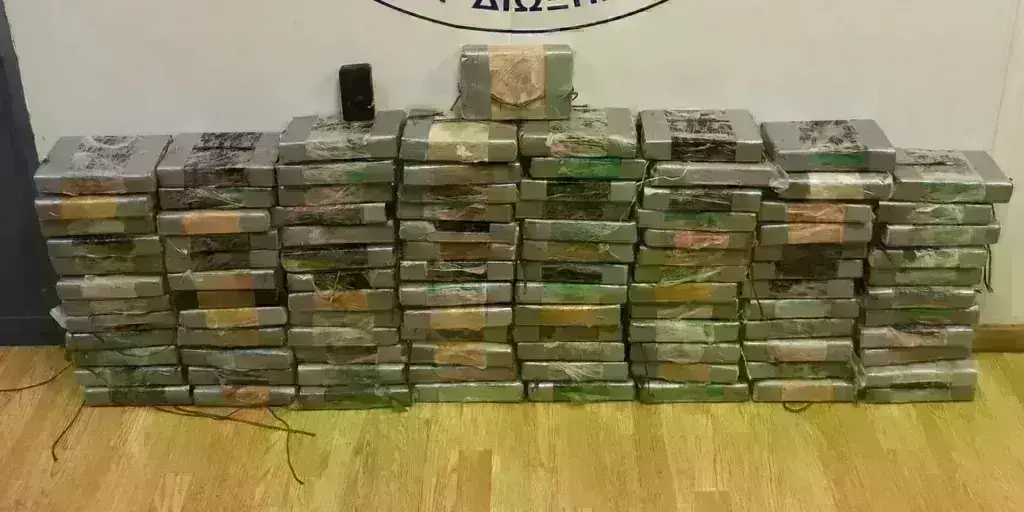 Πειραιάς: 100 κιλά κοκαΐνης βρήκε η ΕΛΑΣ σε κοντέινερ με καλαμαράκια [εικόνες & βίντεο]