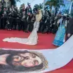 Κάννες: Εμφανίστηκε με φόρεμα που είχε το πρόσωπο του Χριστού- Πώς αντέδρασε η ασφάλεια