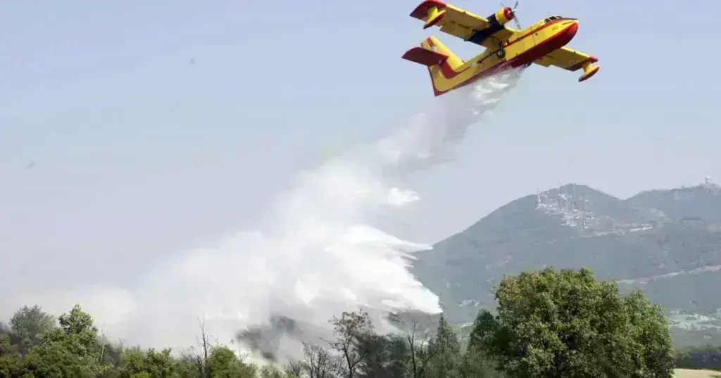 Χαλκιδική: Αδιανόητο περιστατικό- Canadair έριξε τόνους νερού σε πελάτες ξενοδοχείου