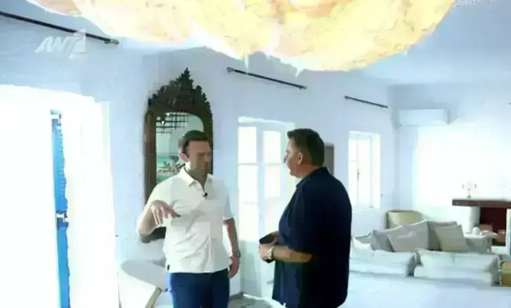 Το εντυπωσιακό σπίτι του Κασσελάκη στις Σπέτσες: Παραδοσιακό, πέτρινο με μπλε παράθυρα και θέα στη θ