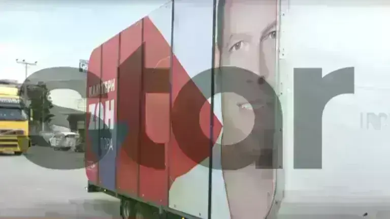 Ο Κασσελάκης έφερε τροχόσπιτο από την Αγγλία για να περιοδεύει στην Ελλάδα [βίντεο]