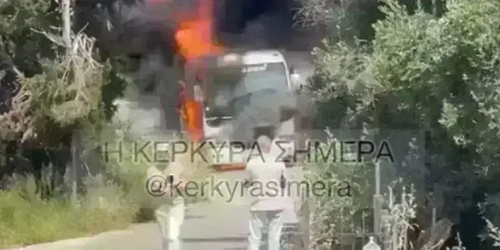 Κέρκυρα: Συναγερμός από φωτιά σε τουριστικό λεωφορείο [βίντεο]