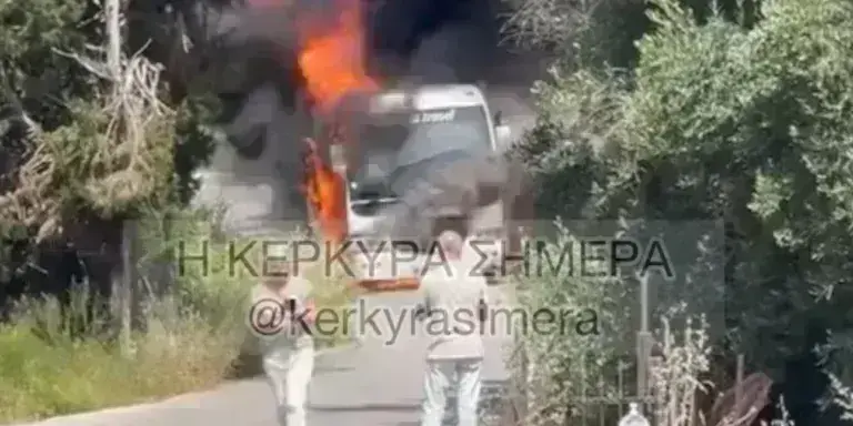 Κέρκυρα: Συναγερμός από φωτιά σε τουριστικό λεωφορείο [βίντεο]