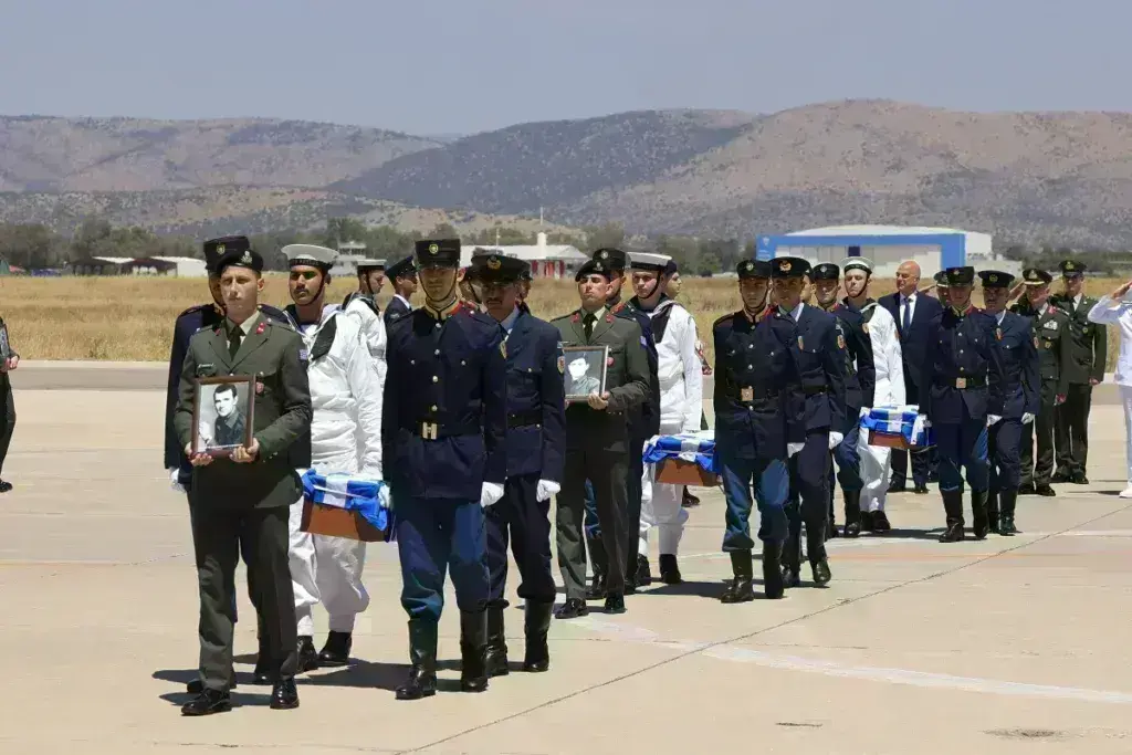 Κύπρος: Επαναπατρίστηκαν τα λείψανα οκτώ Ελλήνων πεσόντων στη Μεγαλόνησο – Συγκλονιστικές φωτο
