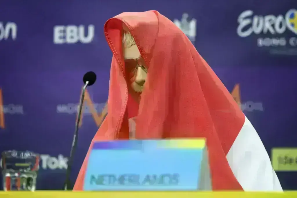 Eurovision 2024: «Πιθανή η απαγγελία κατηγοριών στον Ολλανδό τραγουδιστή»