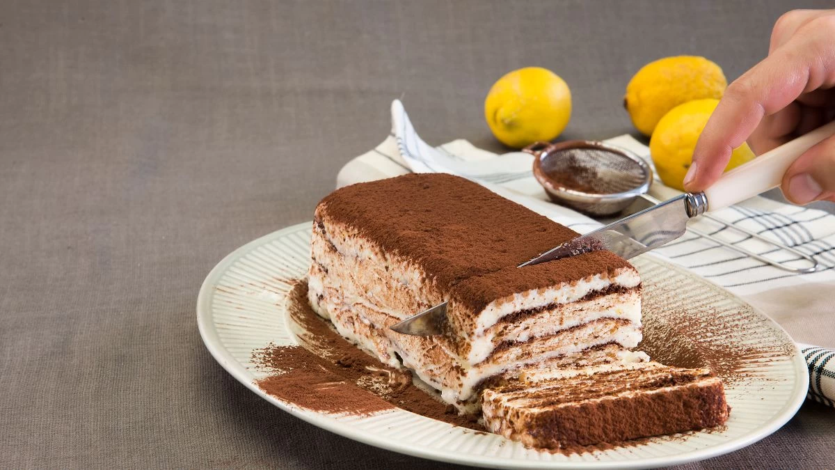 Η απόλυτη συνταγή της σεζόν: Γλυκό ψυγείου με μπισκότα, κρέμα και άρωμα λεμόνι