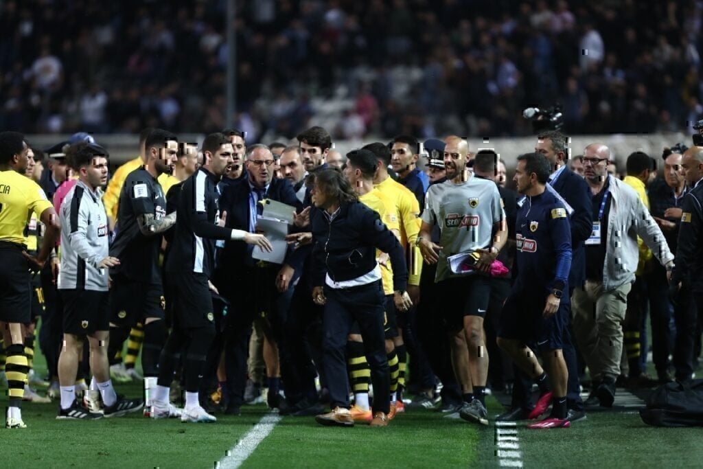 ΑΕΚ: Δικογραφία σε βάρος του Αλμέιδα για όσα έγιναν στην Τούμπα – Η μήνυση του αστυνομικού και η συγγνώμη του προπονητή