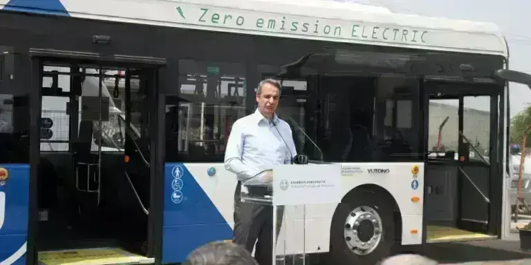 O Μητσοτάκης παρουσίασε τα νέα ηλεκτρικά λεωφορεία: Στόχος τα ΜΜΜ να εξυπηρετούν το 50% των μετακινούμενων