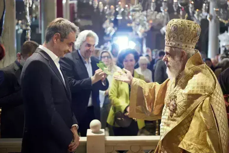 Κυριάκος Μητσοτάκης: Παρακολούθησε την Πρώτη Ανάσταση στην Τήνο [εικόνες]